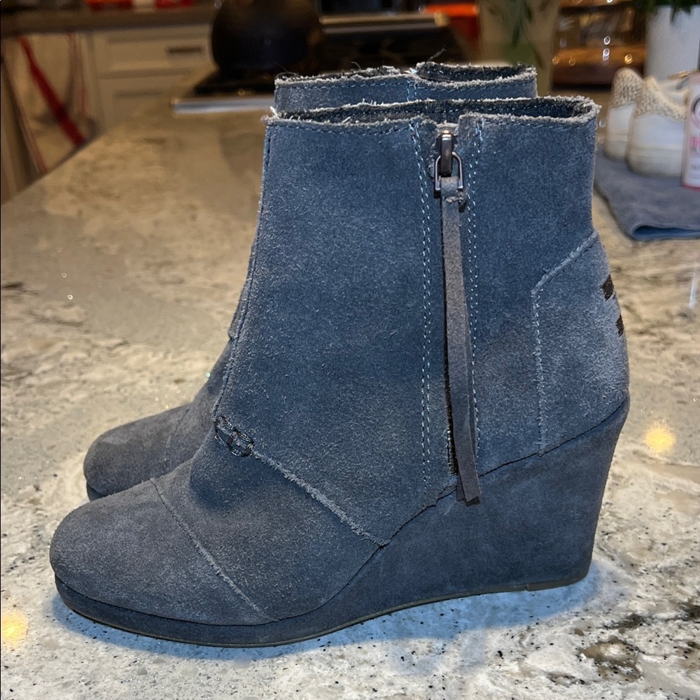 TOM'S Gray Suede Leather Desert Wedge Ankle Bootie Size 6.5 - Picture 4 of 10